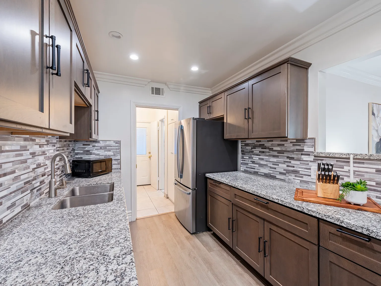 4 bed, 1631 sqft, $6,600 — Photo 3