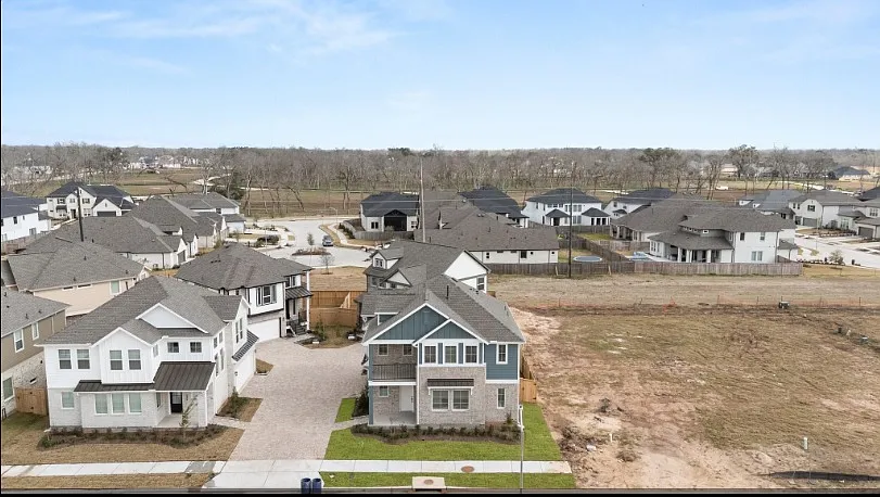 1418 Shaded Rock Dr — Photo 2
