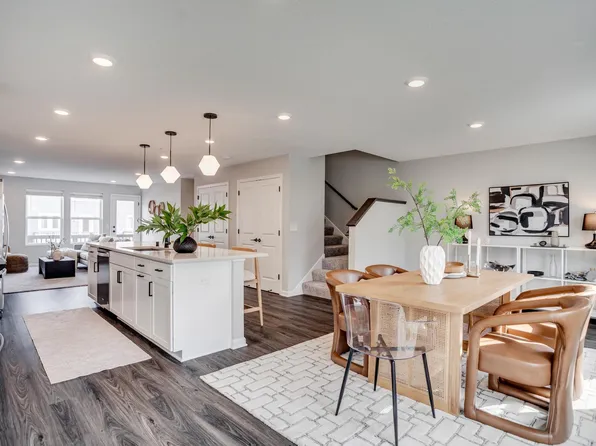 637 Village Dr, New Brighton, MN 55112