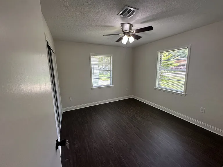 614 Benson St — Photo 14