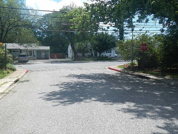 5th image of 900 Berwick Dr