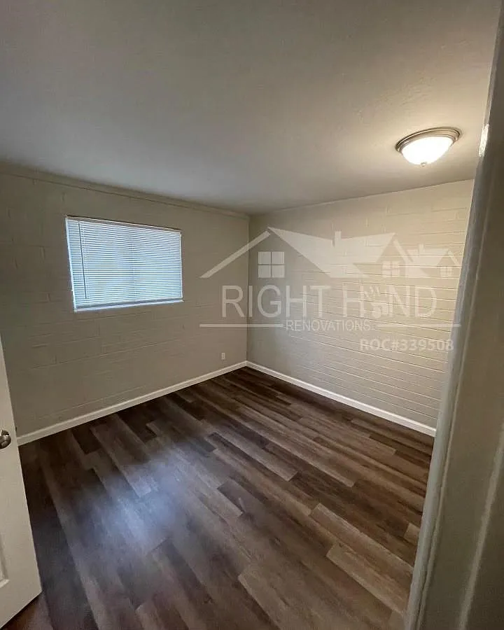 3 bed, 1000 sqft, $1,100 — Photo 2