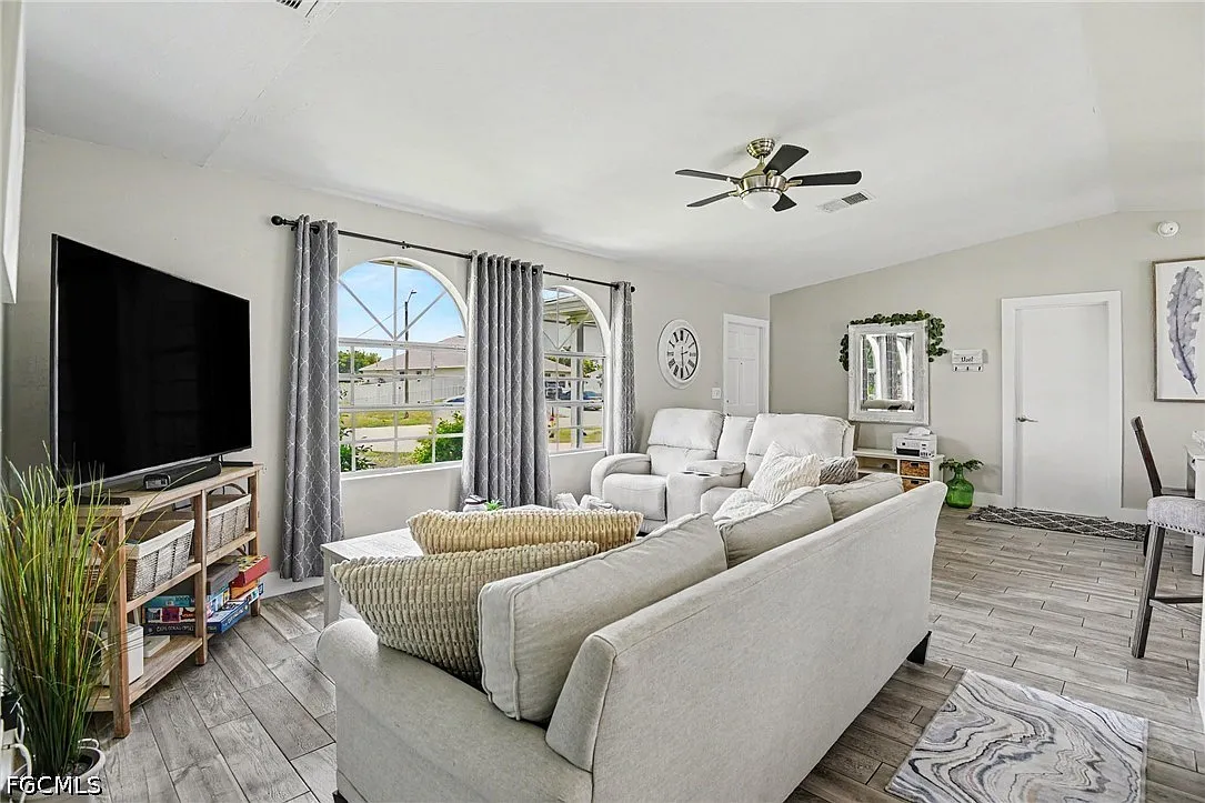 3 bed, 2.0 bath, 1161 sqft, $4,500 — Photo 3