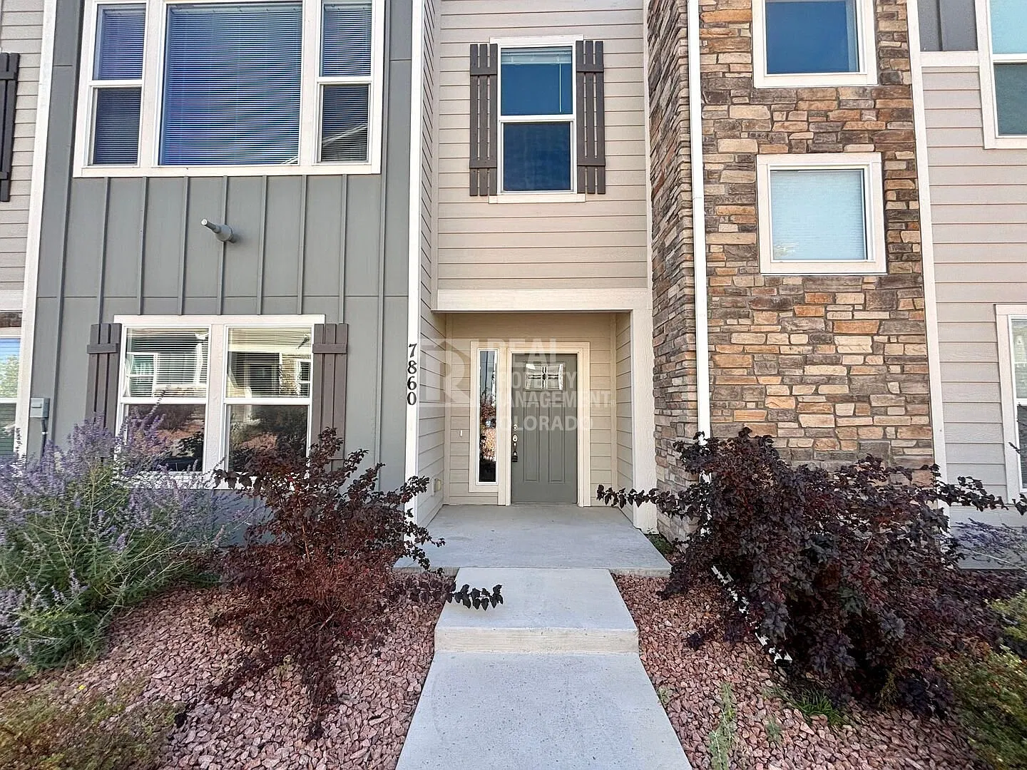 Spacious D20 Townhome with Upgraded Finishes — Photo 1