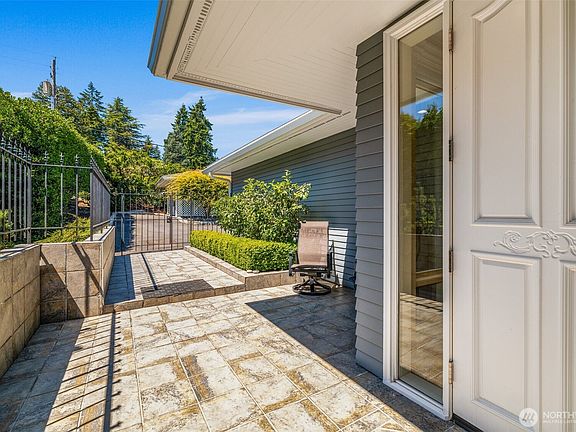 4th image of 7221 Soundview Drive #301