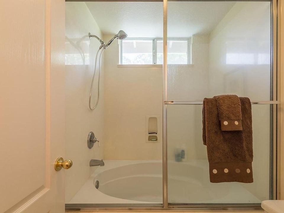 1st image of 338 Oleander Dr