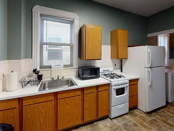 2nd image of 789 Columbia Rd #3