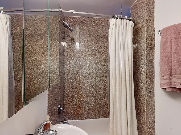 520 E 11th St #16 — Photo 7
