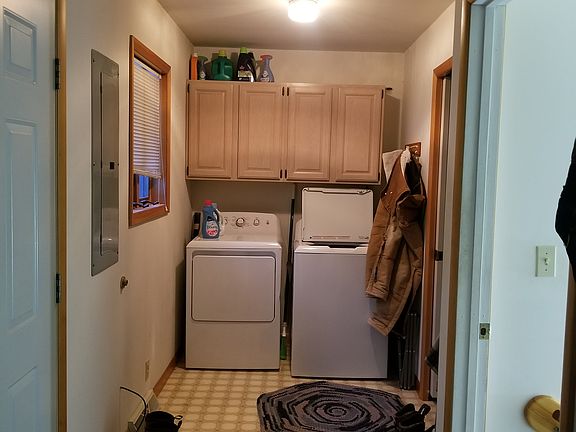 Entryway/Laundry Room