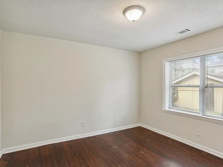 1216 E 32nd St — Photo 15