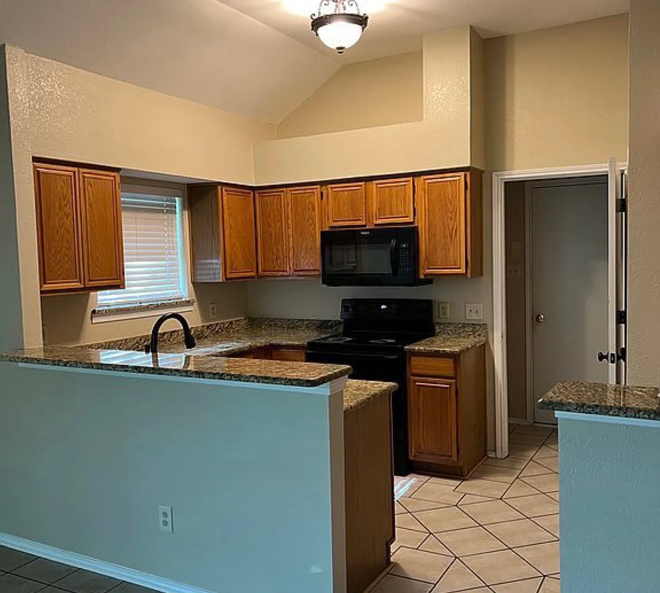 3 bed, 1304 sqft, $2,075 — Photo 2