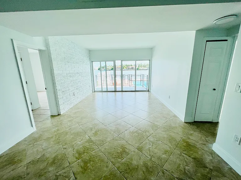 944 Bay Dr #7 — Photo 3