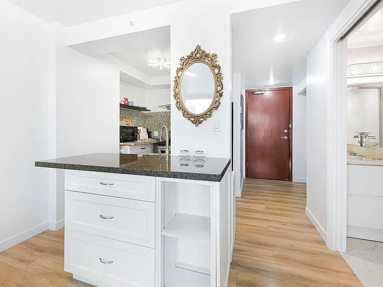 1050 Burrard St #1406 — Photo 3