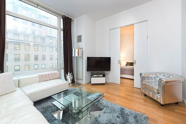 Sold by OneWorld Property Advisors | media 17