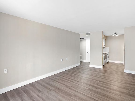 4th image of 160 Continental St #3B-2Ba-1135Sqft