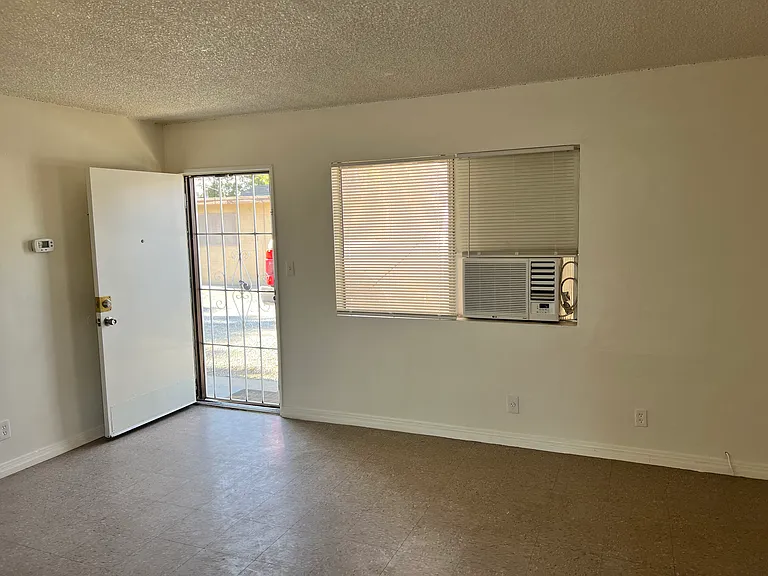 147 N Victoria Ave — Photo 10
