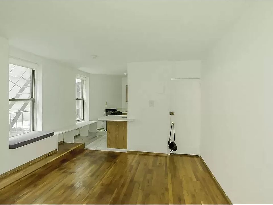 1st image of 18 King St #3