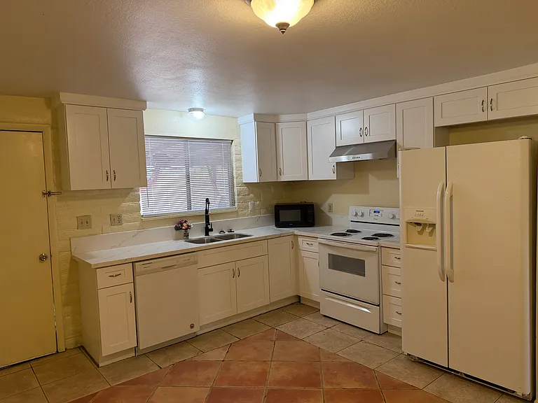 2774 N Fair Oaks Ave — Photo 4