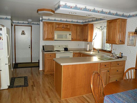 Kitchen w/ solid hickory cabinets