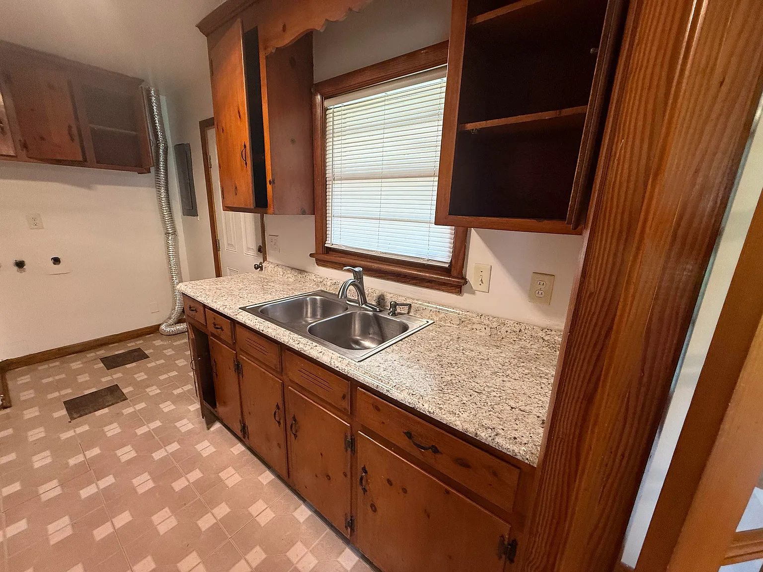 3 bed, 1025 sqft, $1,395 — Photo 3