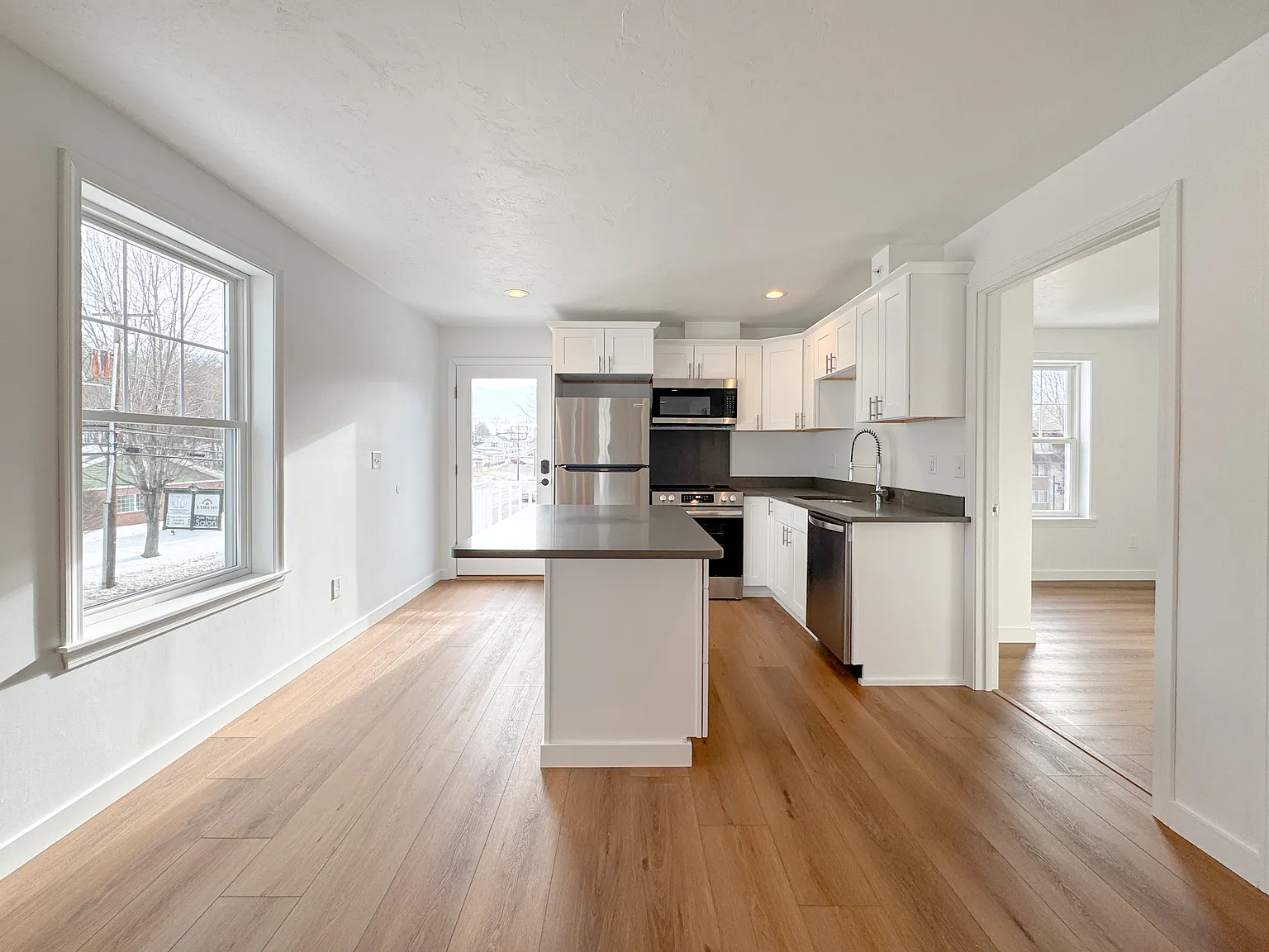 2 bed, 1000 sqft, $2,400 — Photo 1