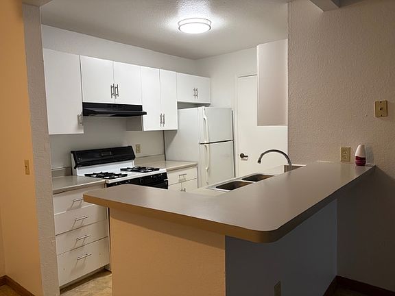 4th image of 4674 Park Ln #4674