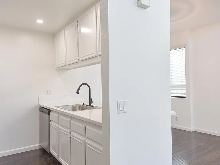 1727 Glendon Ave #208 — Photo 32