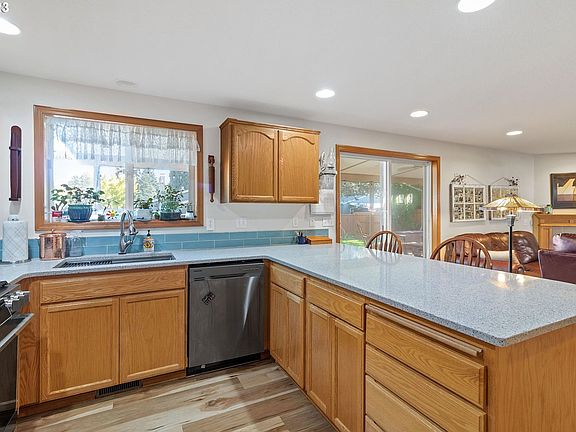 4th image of 4316 SE Pine Way