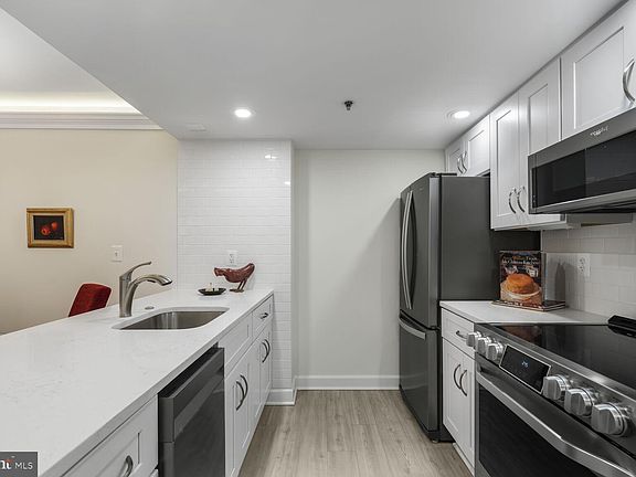 5th image of 900 N Taylor St APT 727