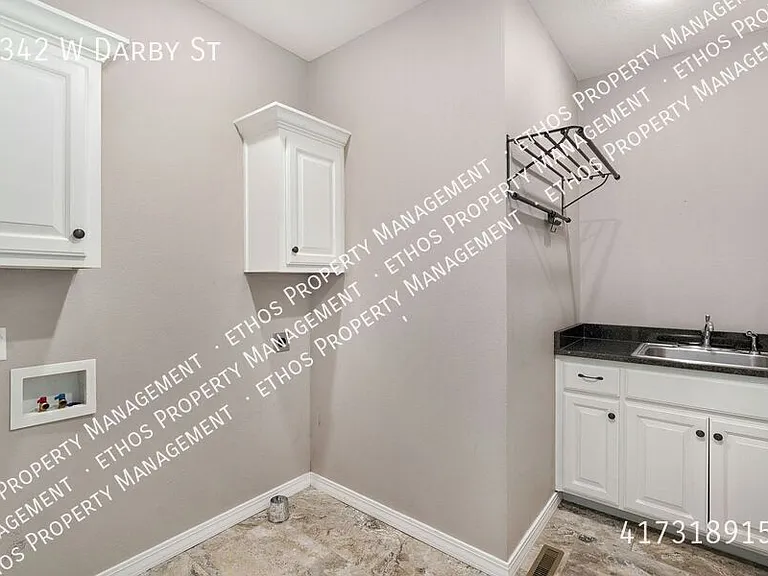 2342 W Darby St — Photo 21
