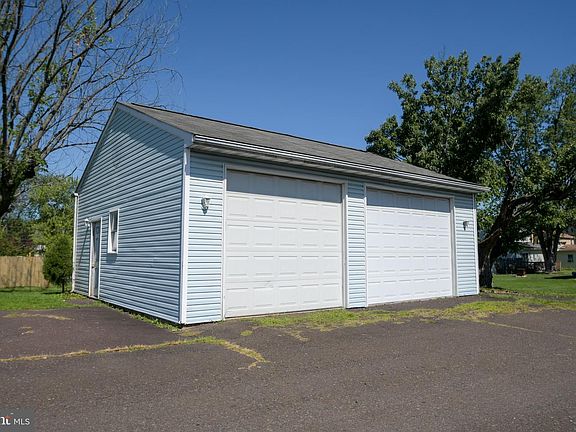 5th image of 215 School Ln