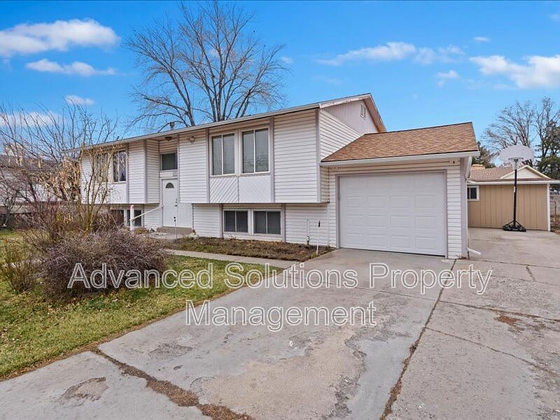 1st image of 827 E Chariot Dr
