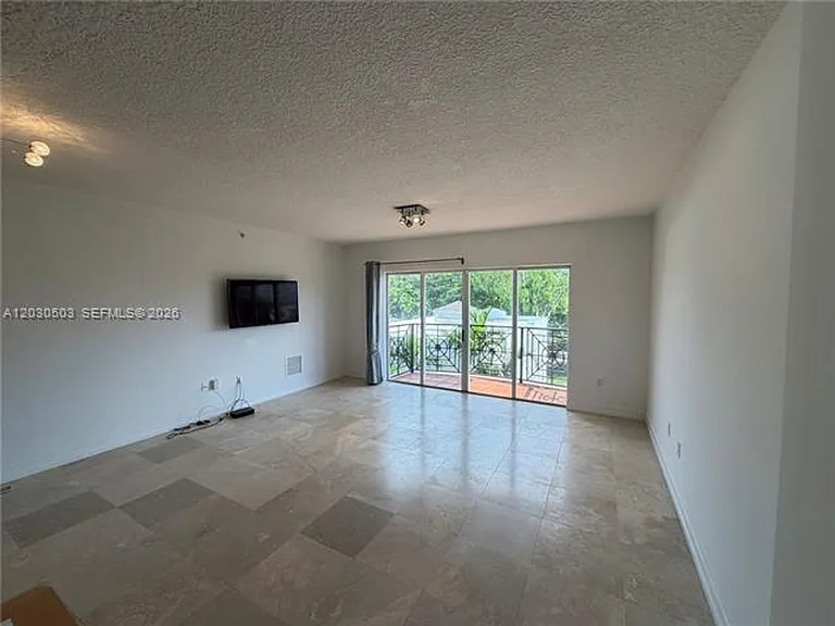 101 Sidonia Ave #402 — Photo 3