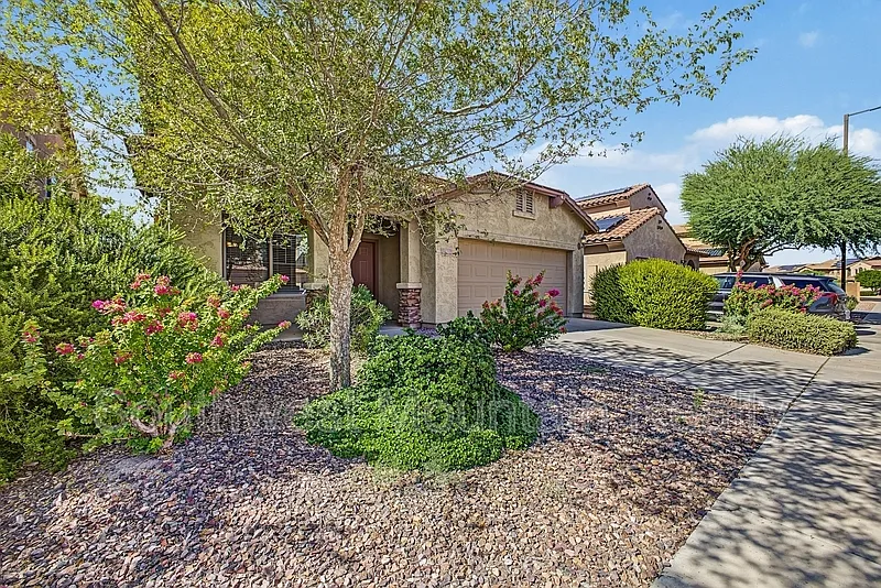 5 bed, 3.0 bath, 2865 sqft, $2,195 — Photo 3