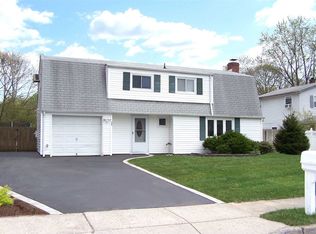 29 Imperial Dr, Selden, NY
