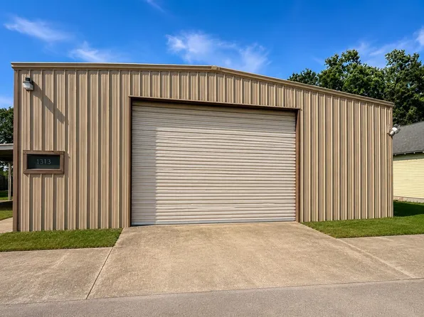 220 W 1st St, Wharton, TX 77488