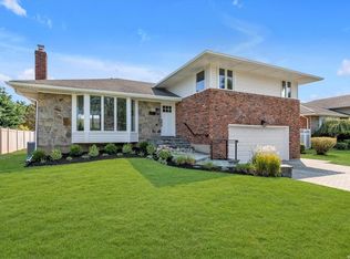 19 Deer Path Ln, Syosset, NY 11791