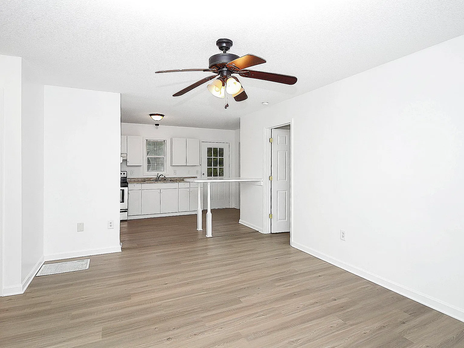 3 bed, 949 sqft, $1,400 — Photo 3