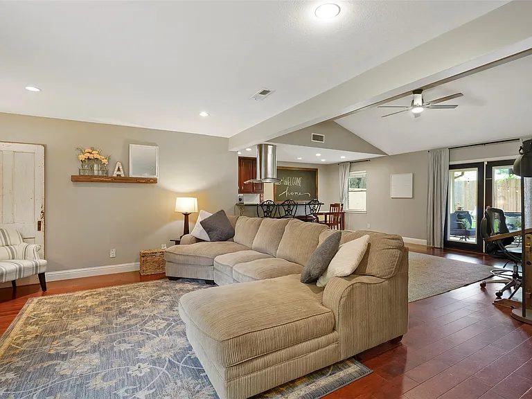 10710 Overbrook Ln — Photo 3