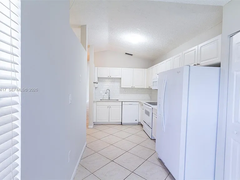 11811 SW 8th St — Photo 7