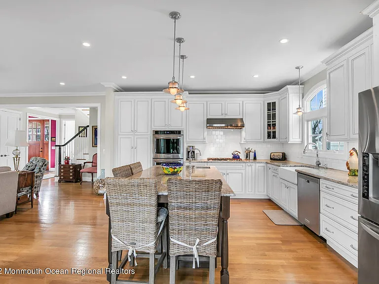 812 Claridge Dr — Photo 15