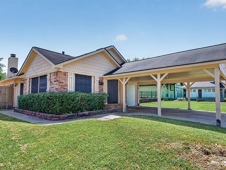 4632 Greenwood Dr — Photo 2