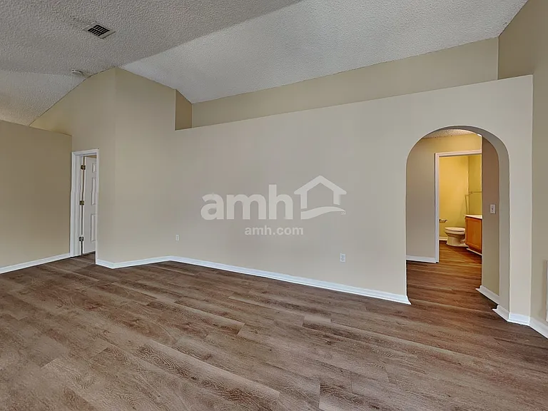 2056 Redwood Cir NE — Photo 4