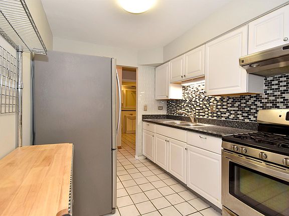 4th image of 415 S Lombard Ave APT 204