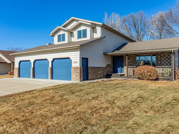 302 Stuttgart Dr, Bismarck, ND 58504