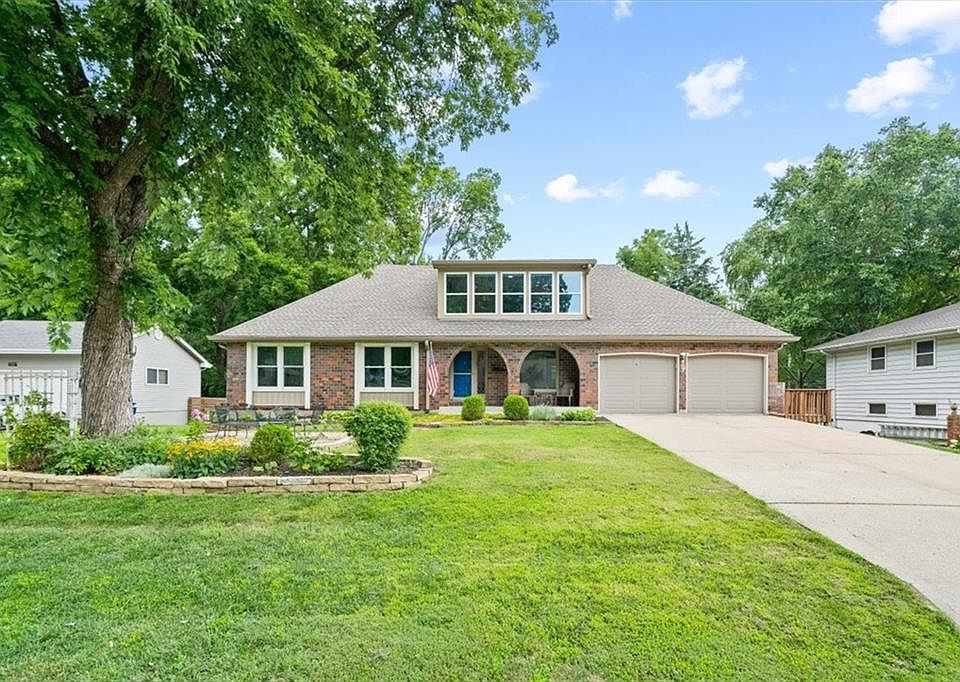 1st image of 407 NW Lincolnwood Dr