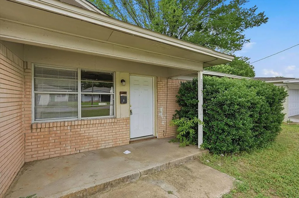 2521 Hickory St — Photo 4