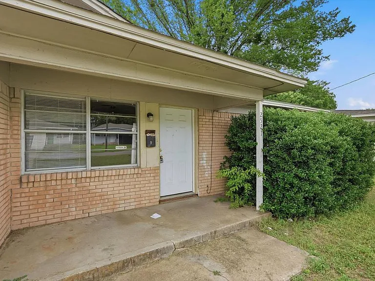 2521 N Hickory St — Photo 4