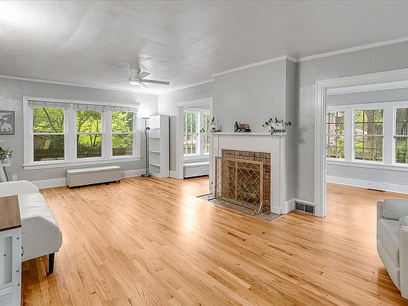 3rd image of 802 W Indiana Ave