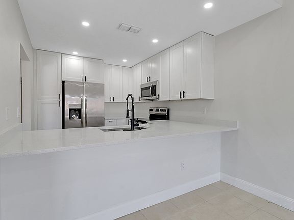 Large eat-in island with new kitchen cabinets